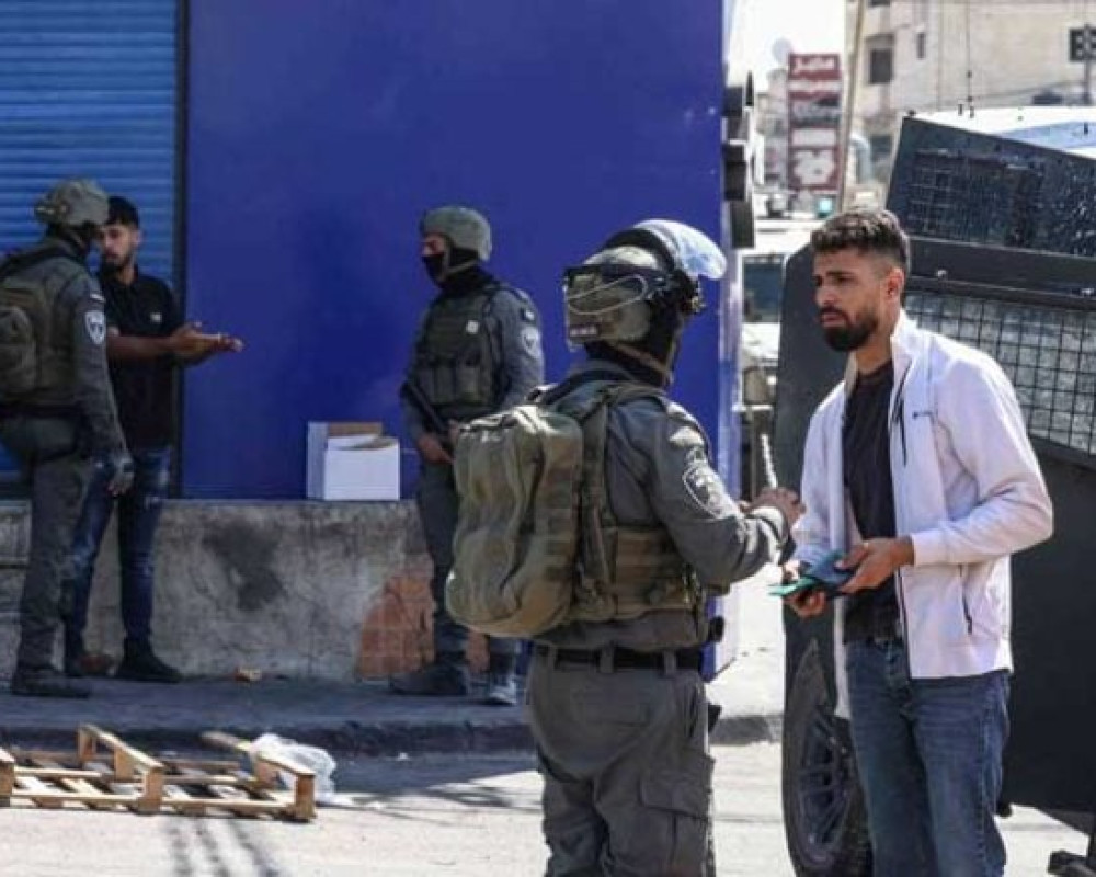 الضفة.. جيش الاحتلال يعلن الطيبة “منطقة عسكرية مغلقة” ويعتقل 25 فلسطينيا بينهم أسرى محررون وصحافي