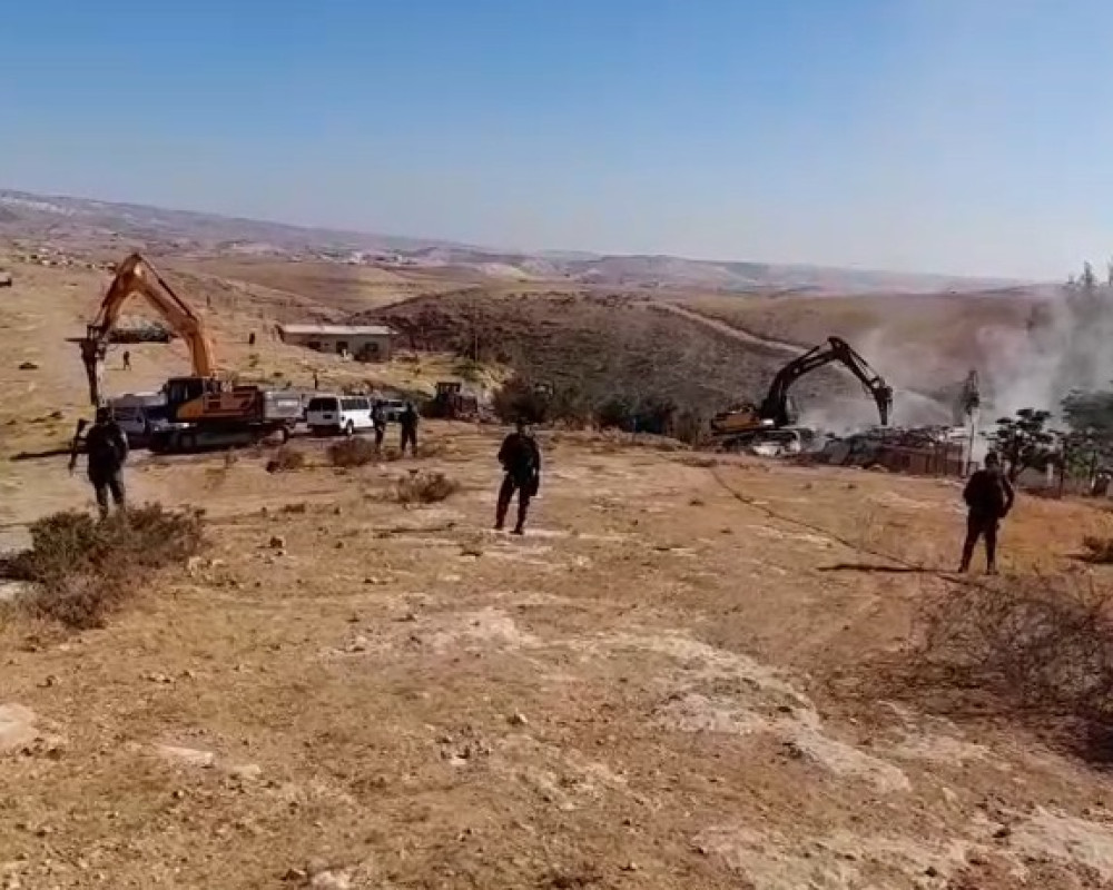 الاحتلال يهدم منزلا ويردم بئر مياه في يطا