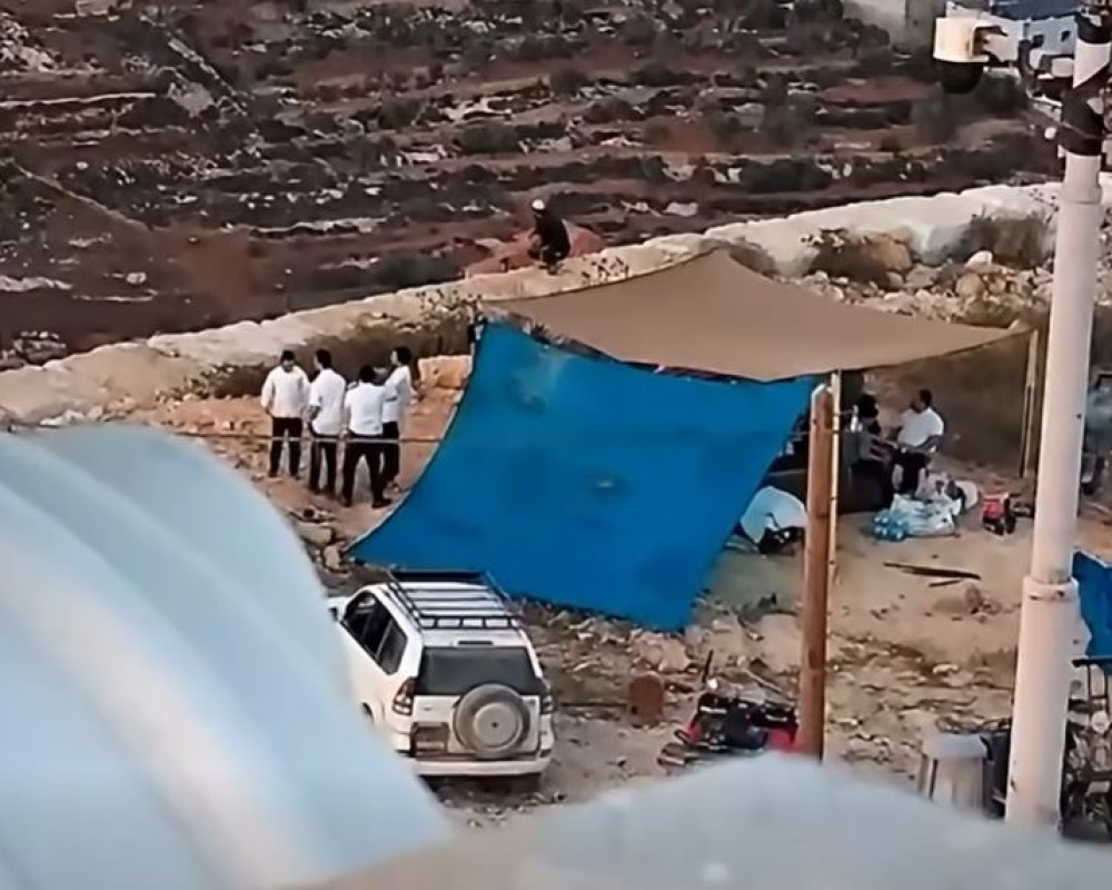 مستعمرون إرهابيون يواصلون حصار منزل في قصرة جنوب نابلس لليوم الرابع