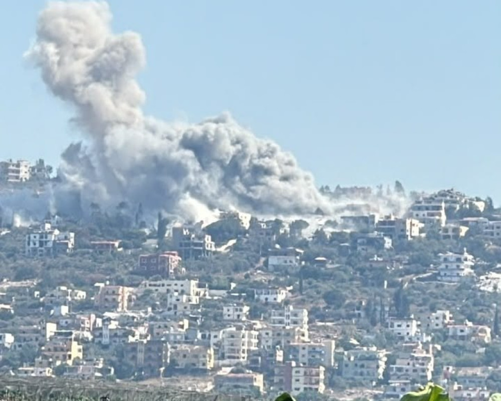 الاحتلال يفجّر مباني في جنوب لبنان ويقصف مقراً دينياً.. والجيش اللبناني: الاعتداءات تعيق انتشارنا وعودة الأهالي