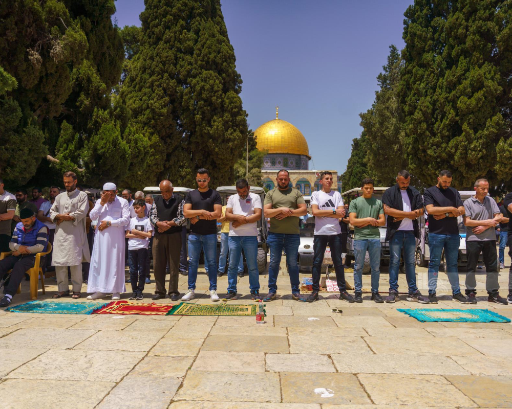 70 ألفا يؤدون الجمعة في المسجد الأقصى رغم إجراءات الاحتلال