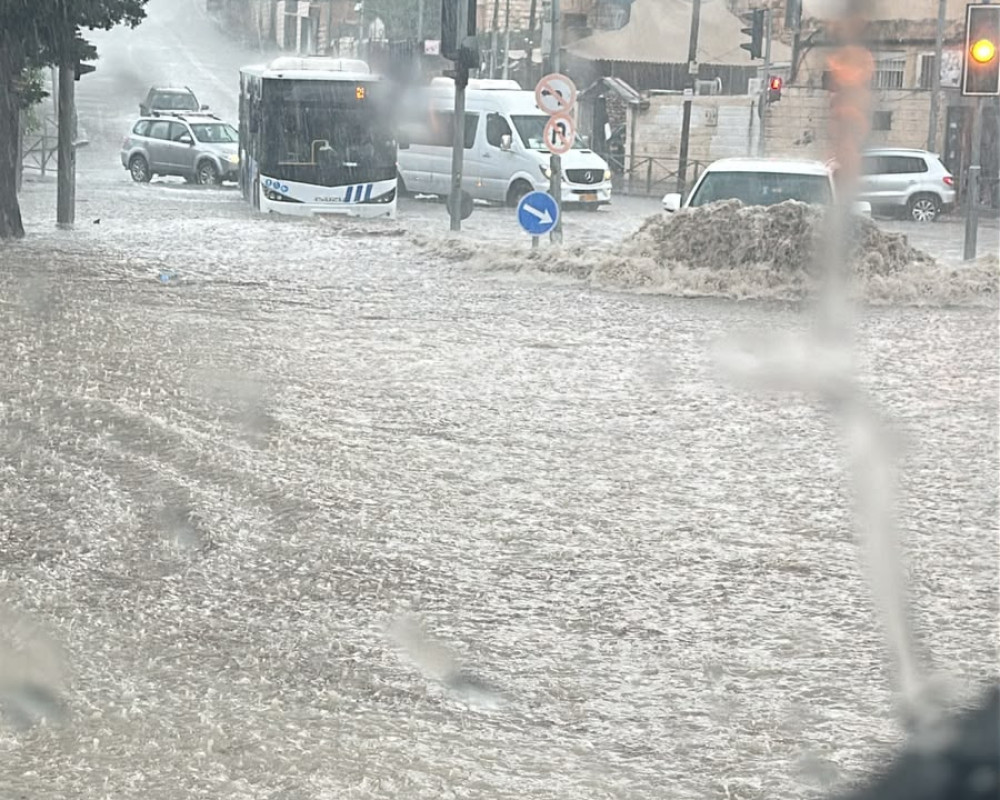 الشرطة تحذر السائقين من مخاطر القيادة أثناء هطول الأمطار