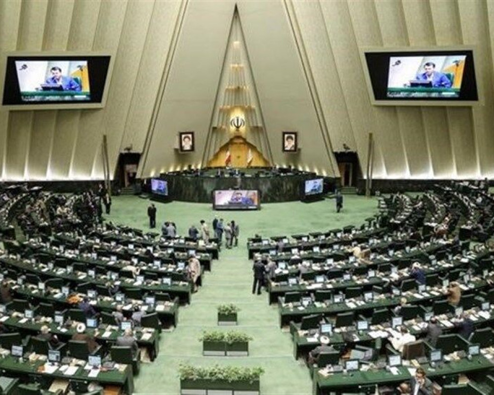 البرلمان الإيراني يقرّ مشروع قانون يجرّم التواصل مع وسائل إعلام معادية