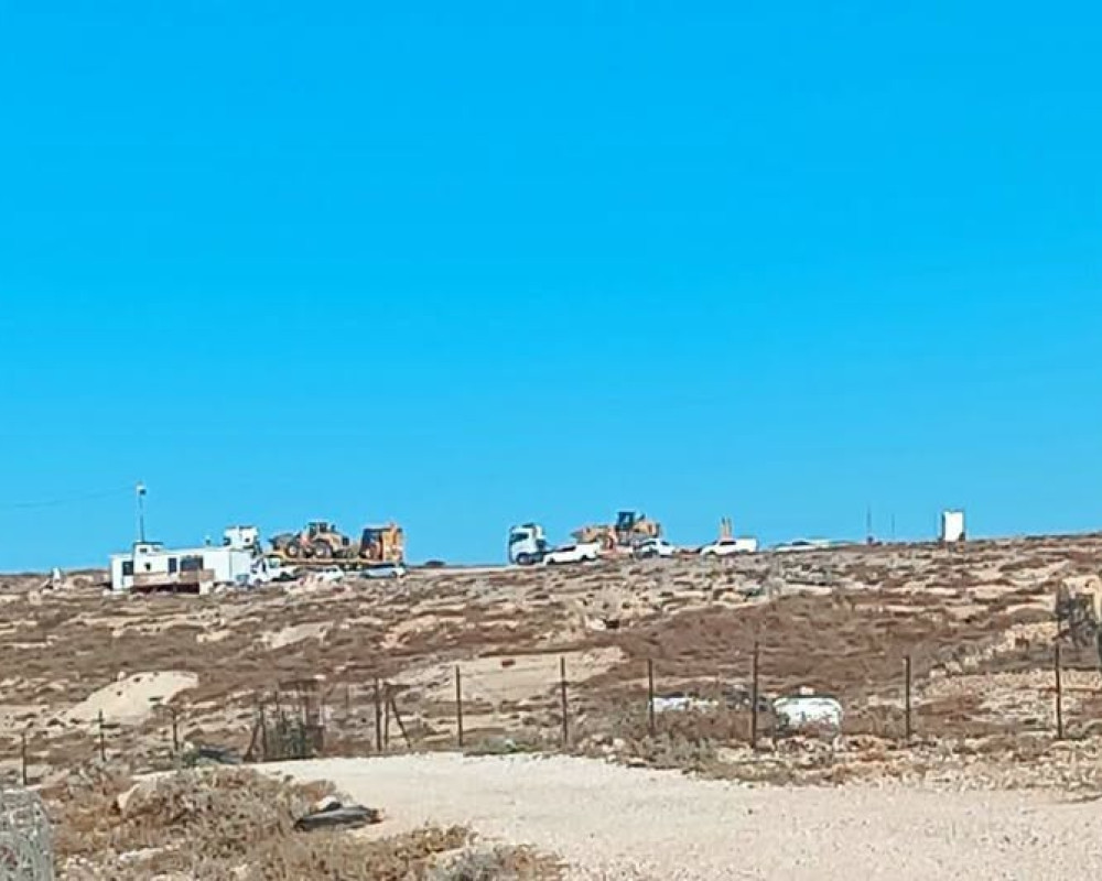 الاحتلال يهدم مساكن وبركسات وآبار مياه في خربة الفخيت بمسافر يطا