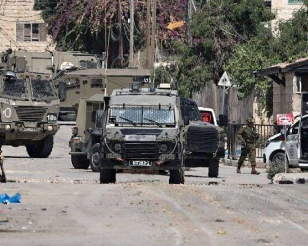 آليات الاحتلال وشرطته تجوب شوارع طولكرم وتحرر مخالفة لمركبة فلسطينية