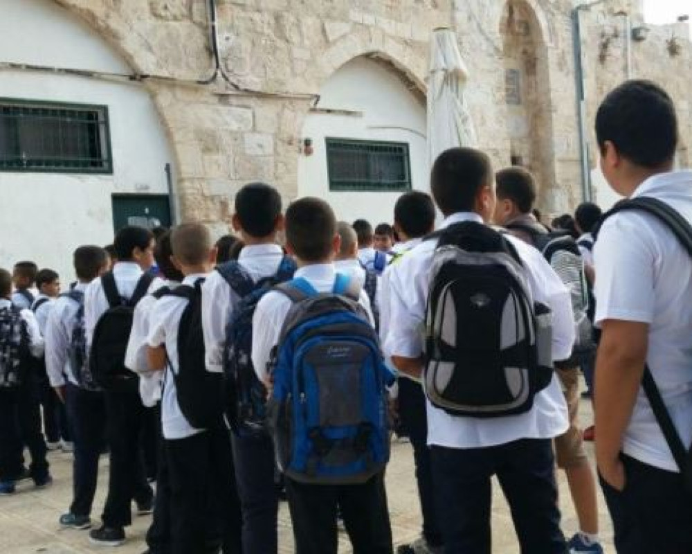 هآرتس: إسرائيل ستفرض منهجها التعليمي على 45 ألف طالب بالقدس الشرقية