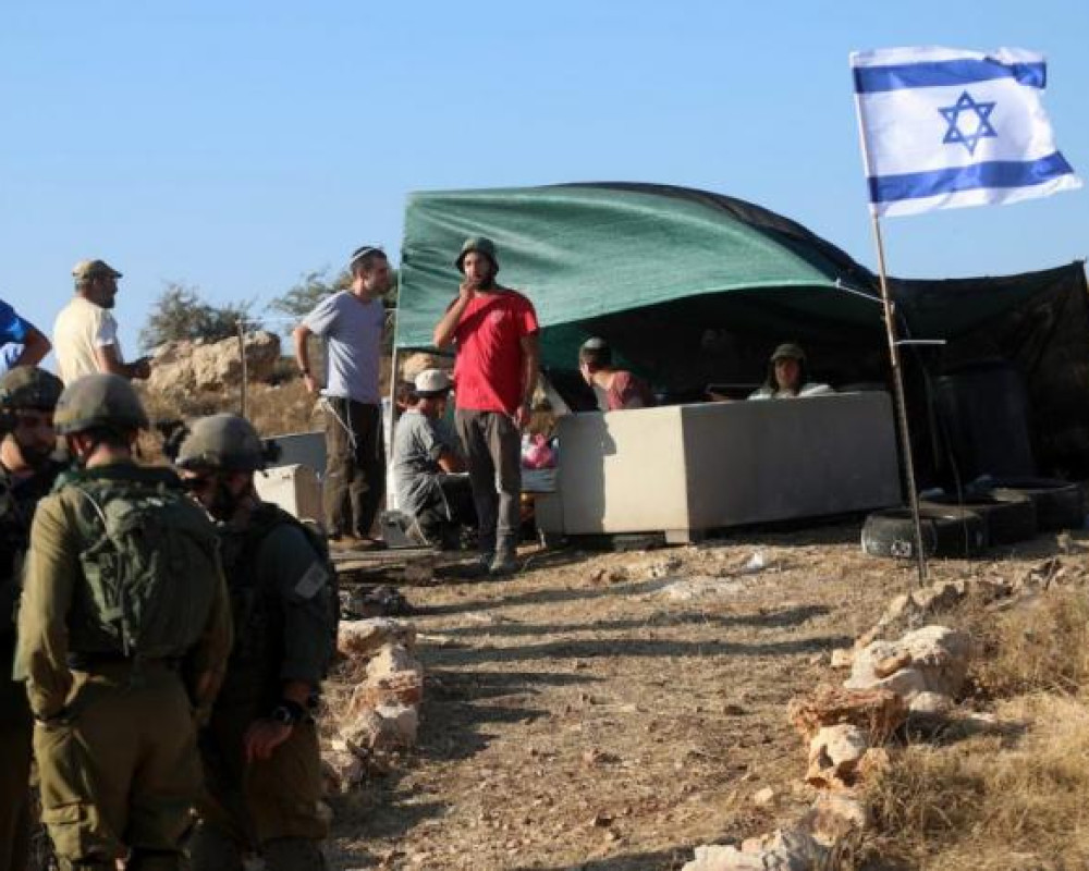 مستوطنون يجبرون عائلة فلسطينية مسيحية على إخلاء منزلها في الطيبة شرق رام الله
