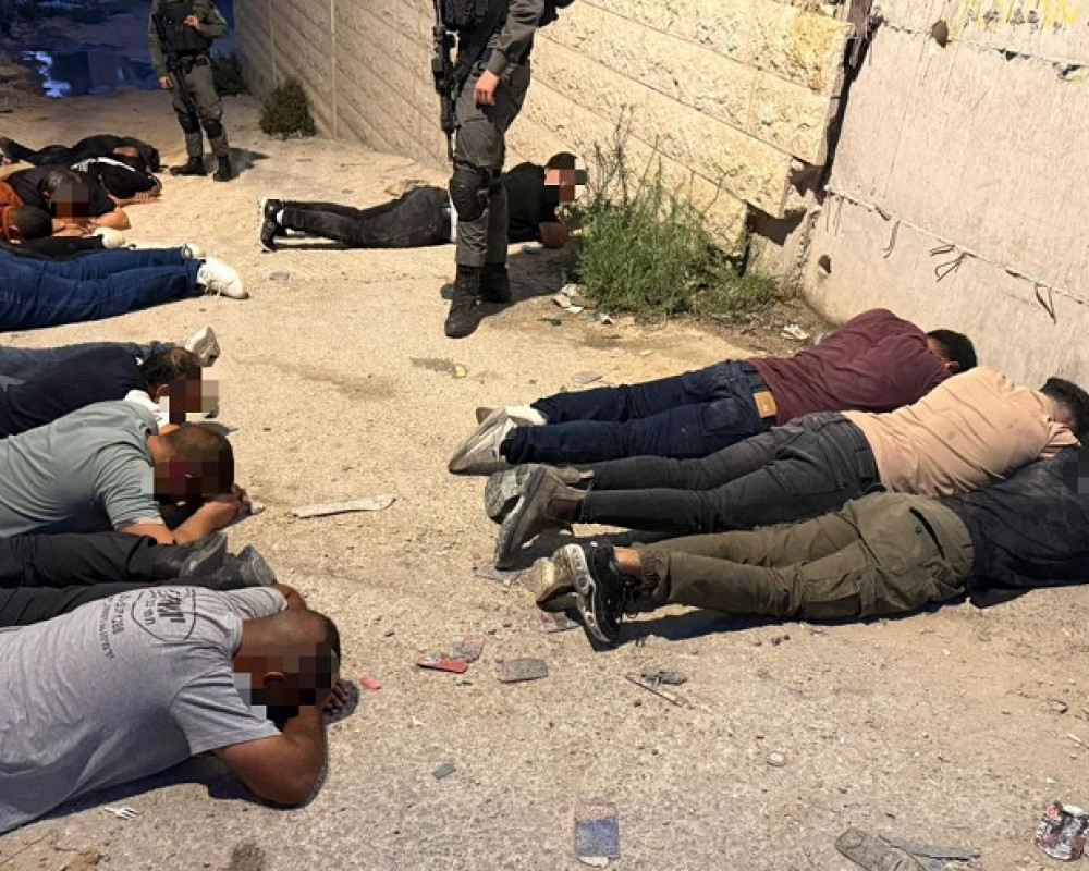 الشرطة الإسرائيلية تلاحق عمالًا فلسطينيين من الضفة وتعتقل العشرات