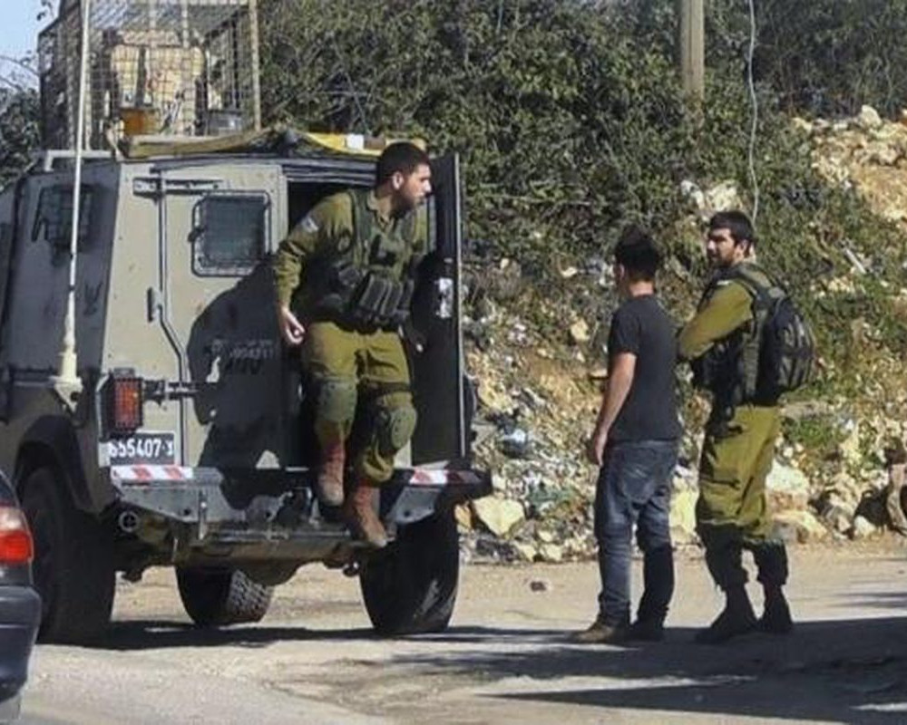 قوات الاحتلال تجري تحقيقا ميدانيا وتفتش عشرات المنازل في اليامون غرب جنين