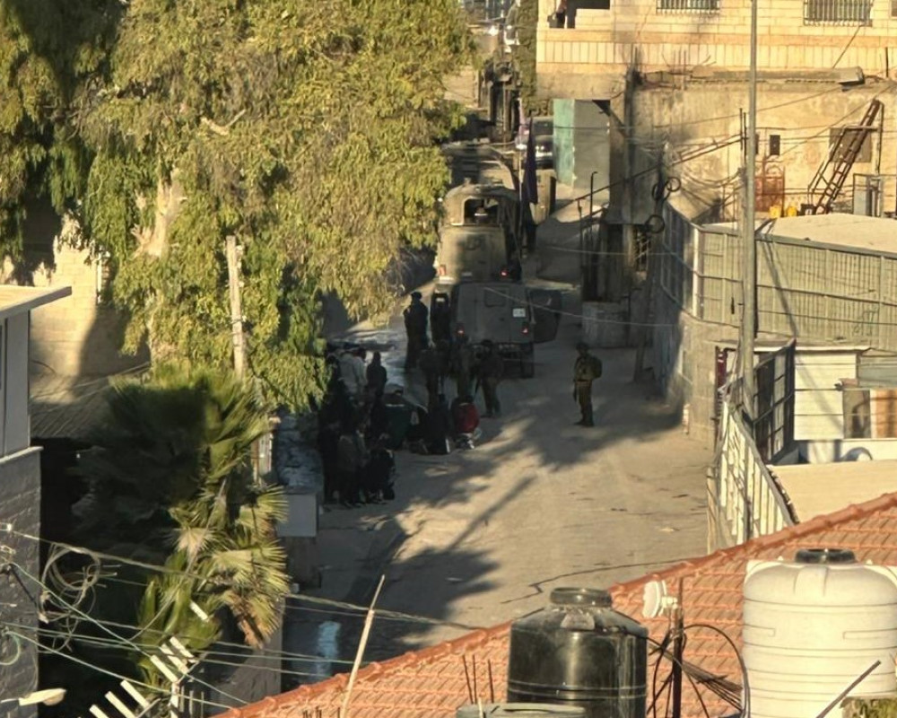 جيش الاحتلال يقتحم إذنا غرب الخليل ويحتجز نحو 30 مواطنا