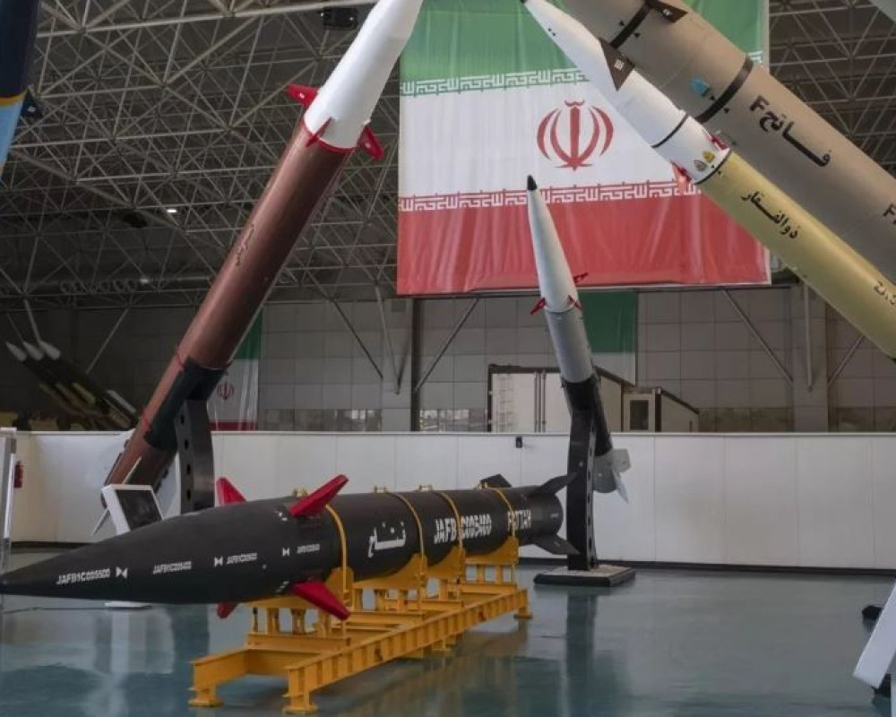 إيران تعلن استهداف قواعد أميركية في الإمارات والكويت وترامب يلوّح بضربات جديدة