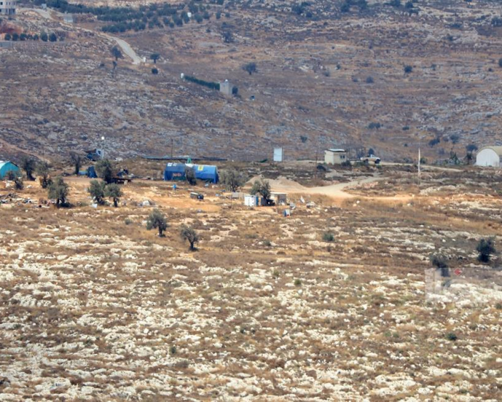 مستعمرون يشقون طريقًا استعماريًا في أراضي نعلين غرب رام الله