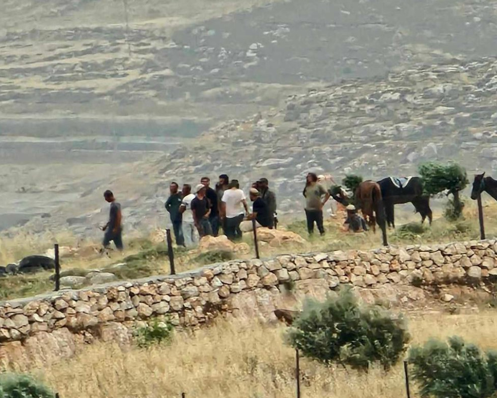 مستعمرون إرهابيون ينقلون أخشابا إلى بؤر غرب قرية المغير شرق رام الله