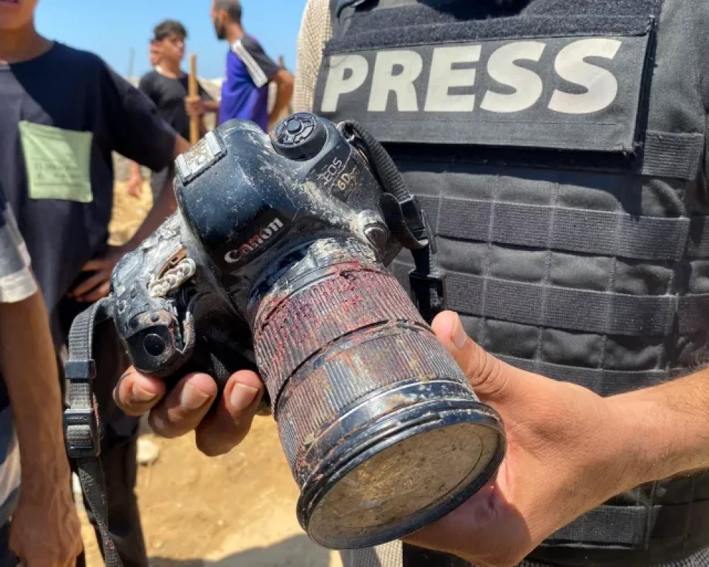 انتهاكات بحق الصحفيين الفلسطينيين تتصاعد في آب: 84 حالة تشمل استشهاد صحفي واعتقالات واعتداءات ميدانية