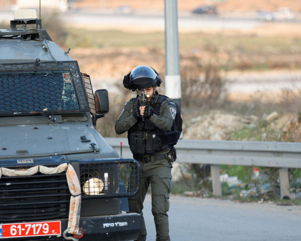 الجيش الإسرائيلي: أوقفنا 3 عناصر من الشرطة الفلسطينية أقاموا حاجزًا قرب بيتونيا