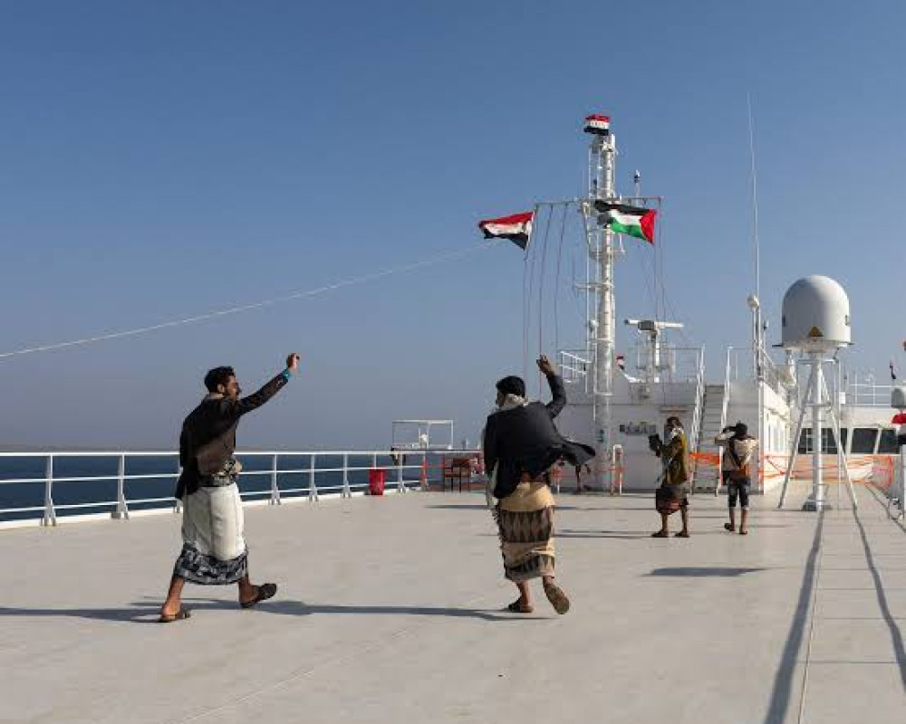 الحوثيون يتقدمون على ساحل البحر الأحمر.. هل يقتربون من إحكام قبضتهم على باب المندب؟