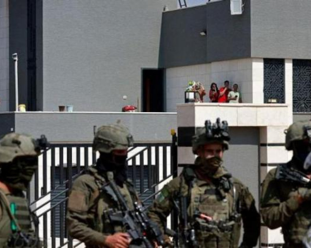 لليوم الـ36 على التوالي.. الاحتلال والمستوطنون يحاصرون 3 عائلات في قصرة جنوب نابلس