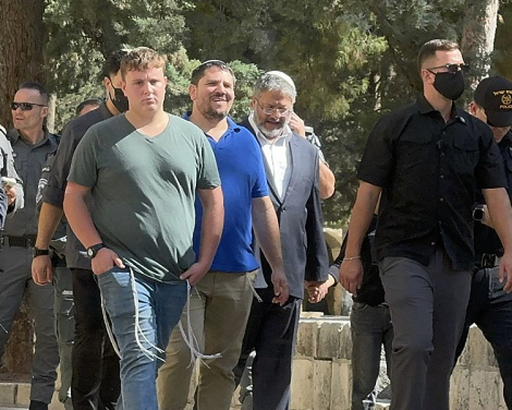 الوزير المتطرف بن غفير ومئات المستوطنين يقتحمون المسجد الأقصى في "يوم الغفران"