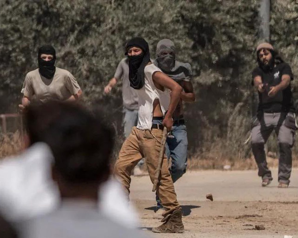 مستعمرون يقتحمون دير أبو مشعل ويهاجمون مركبات المواطنين بين المغير وأبو فلاح
