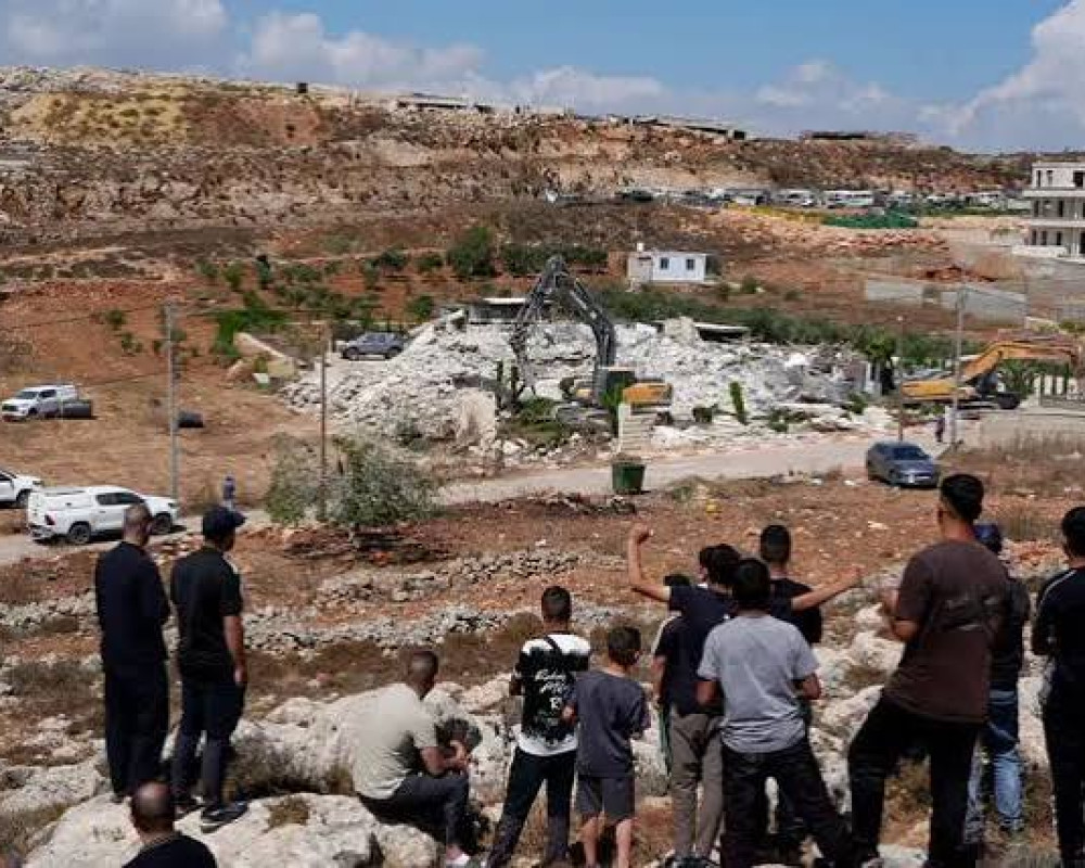 تصعيد إسرائيلي بالضفة: تفجير منزل نابلس واقتلاع مئات الأشجار وطرح عطاءات استيطانية جديدة