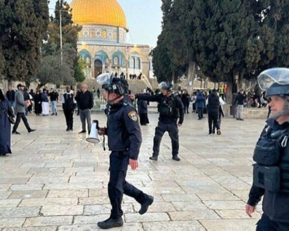 قوات الاحتلال تمنع مشيعين من أداء صلاة الجنازة في المسجد الأقصى