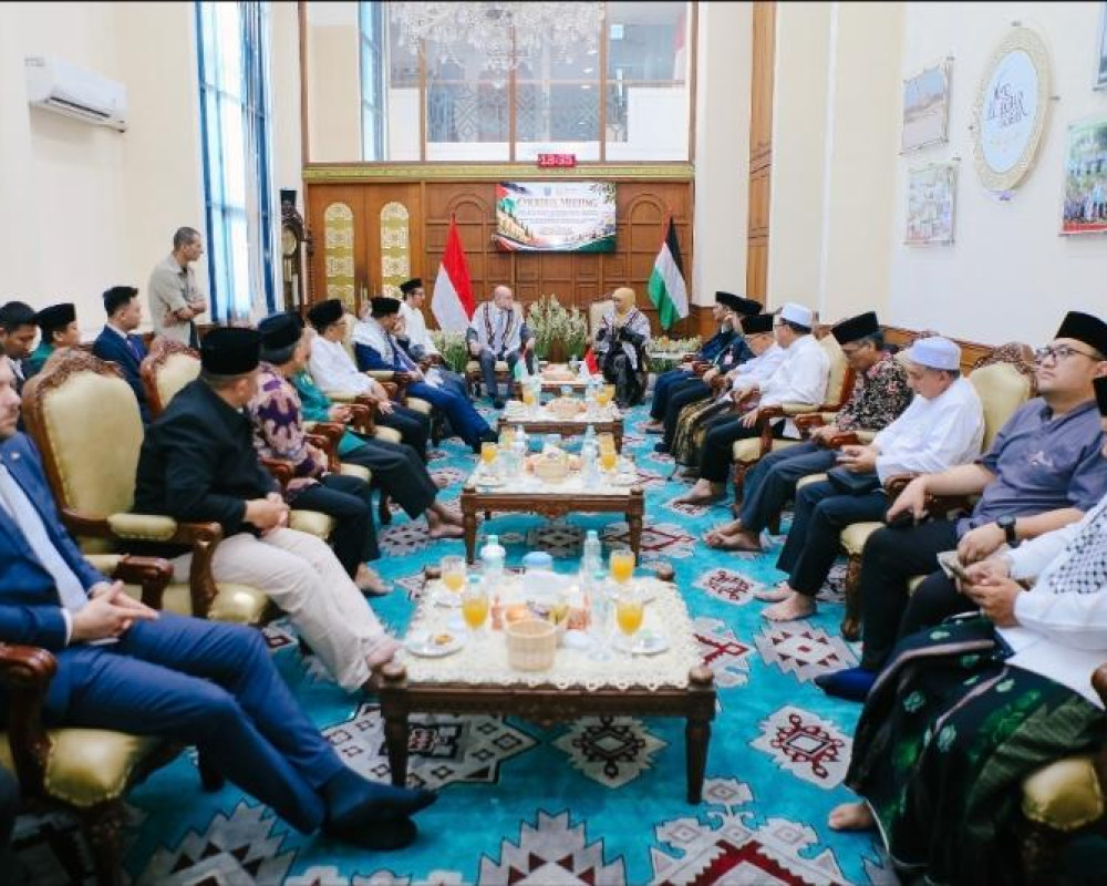 الهباش ومفتي فلسطين يبحثان مع قيادات جاوة الشرقية الأوضاع في فلسطين وتعزيز التعاون