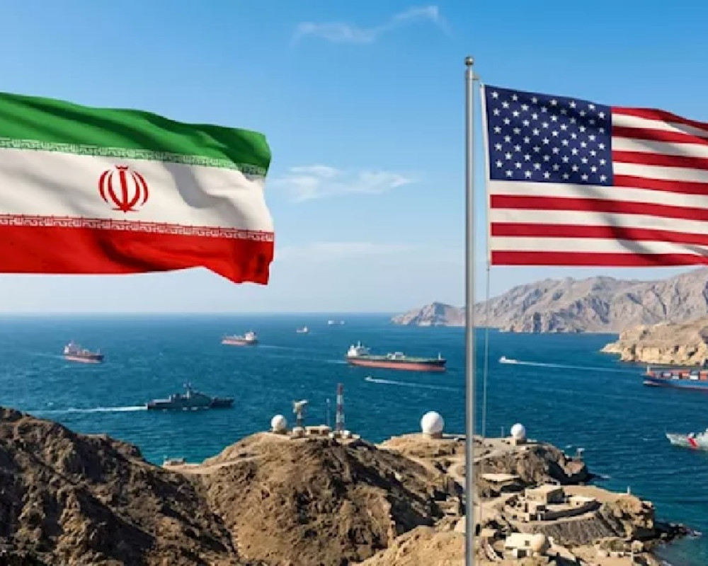 مساعٍ دبلوماسية وتحذيرات عسكرية.. إيران تنتظر الرد الأمريكي رسمياً وتلوّح بأمن مضيق هرمز