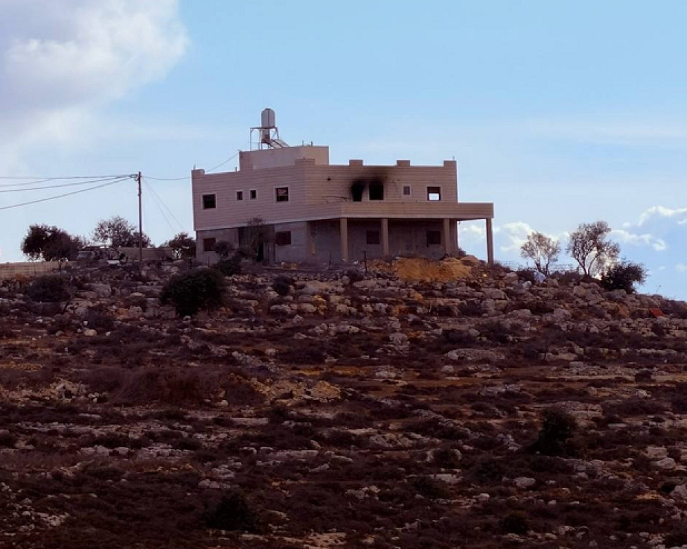مستوطنون يحرقون منزلين في جالود ويضرمون النار في منزل ومركبات بالمغير