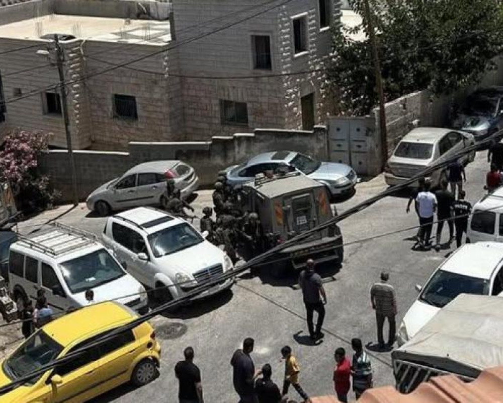 رام الله: الاحتلال يداهم منازل في دير أبو مشعل ودير عمار وجمالا