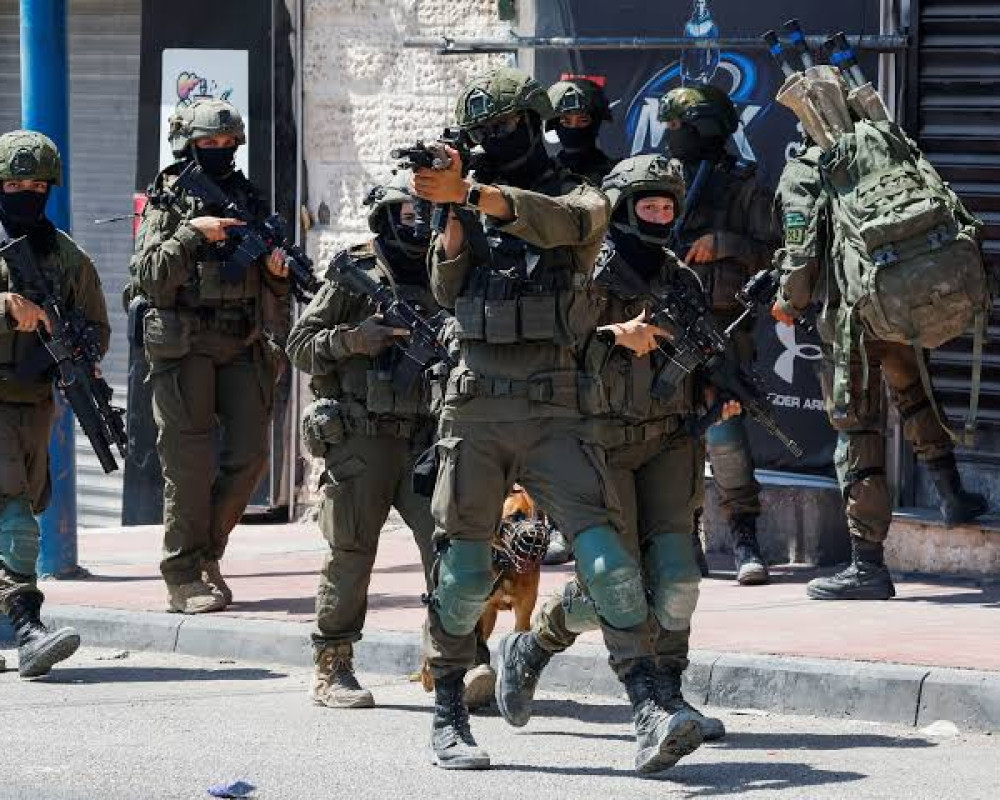 الاحتلال يقتحم مخيم قلنديا ويستهدف المصلين بقنابل الغاز والصوت