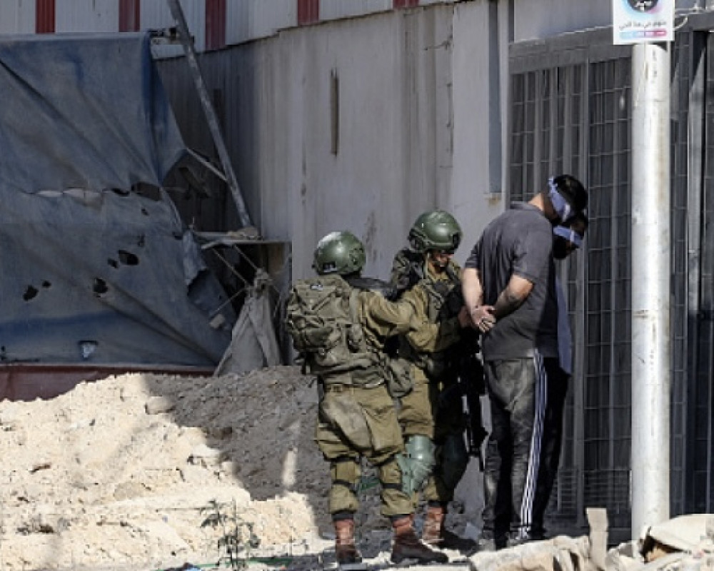 بينهم صحافي وأسرى محررون: الاحتلال يعتقل 19 فلسطينيا بالضفة والقدس
