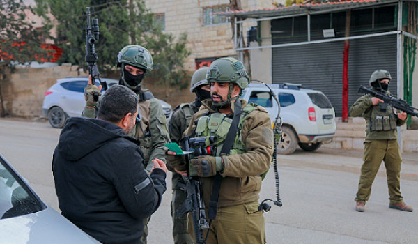 بينهم صحفية وفتى.. الاحتلال يشن حملة اعت...