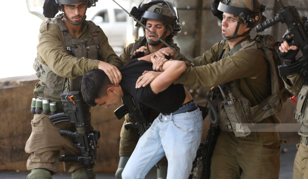 قوات الاحتلال تحتجز عددا من المواطنين وت...