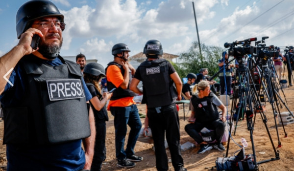 نقابة الصحفيين تدين منع الاحتلال دخول ال...