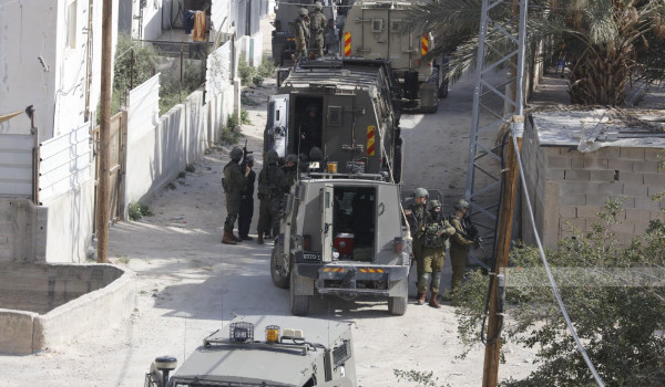 الاحتلال يعتقل مواطنين ويفتش منازل في ال...