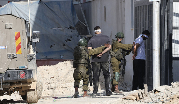 اعتقالات واقتحامات وإغلاق حواجز في عدة م...