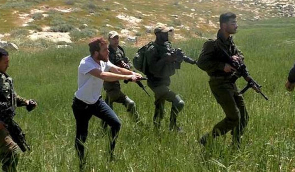 مستعمرون يعتدون على شاب ويستولون على مرك...