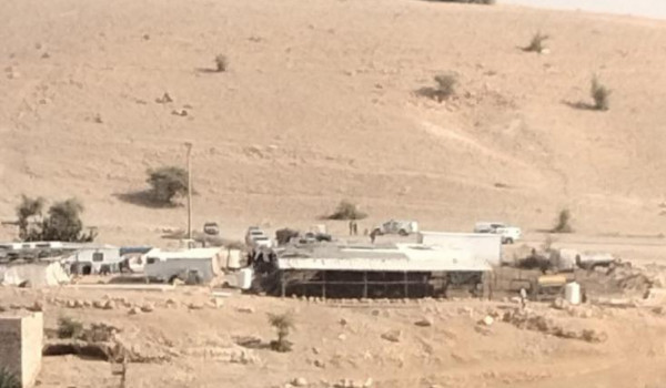 مستعمرون يجبرون 33 عائلة على الرحيل من ت...