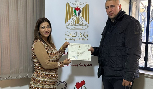 مديرة مديرية الثقافة تسلم شبكة فلسطين ال...