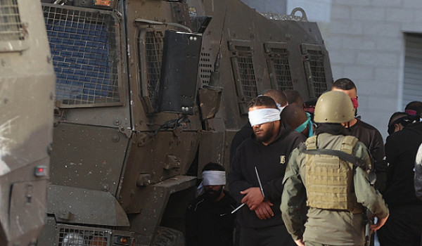 اقتحامات واعتقالات بالضفة والقدس تطال صح...