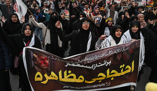 ترامب: إيران تسعى للتفاوض وواشنطن تحضر ل...