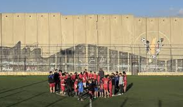 الاحتلال يجدد إخطاره بهدم ملعب كرة قدم ف...