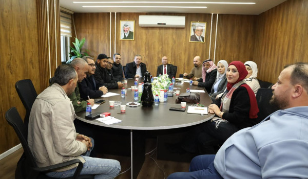 أبو هولي يلتقي اللجنة الشعبية لمخيم عين ...