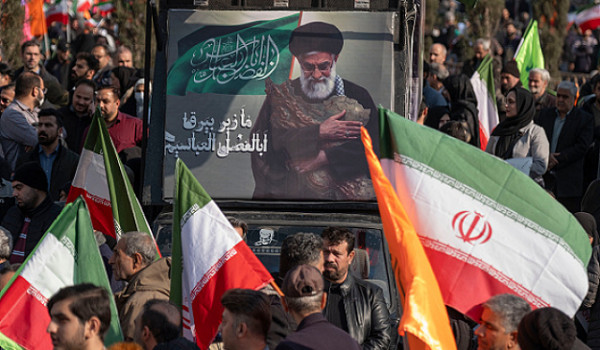 إيران تبقي قنوات الاتصال مع واشنطن وترام...