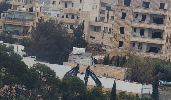 الاحتلال يشرع بهدم منزل قيد الإنشاء في د...