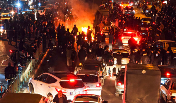 مسؤول إيراني: سنستهدف قواعد أميركية في ا...