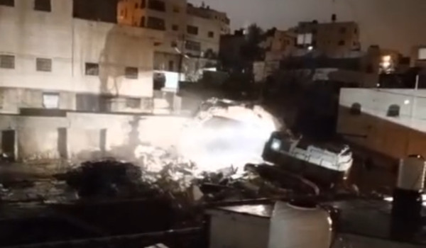 فجرا : الاحتلال يهدم منزل الشهيد عمران ا...