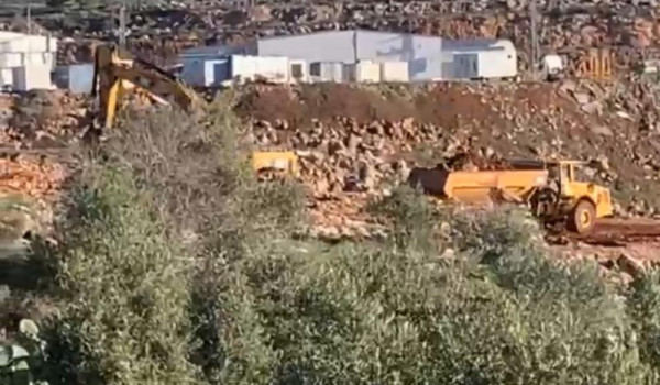 الاحتلال يخطر بوقف العمل في 8 مساكن ومنش...