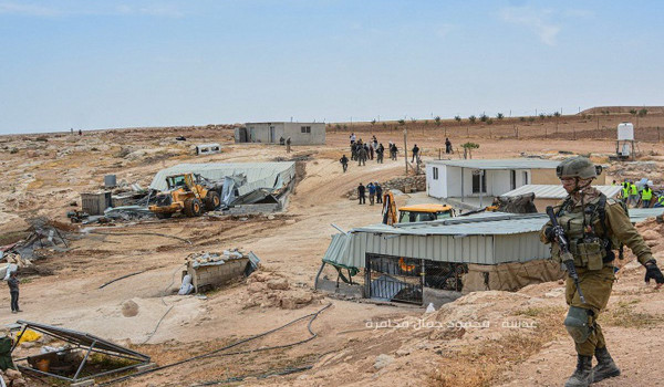 مستوطنون يعتدون على مواطن ويقتحمون مدرسة...