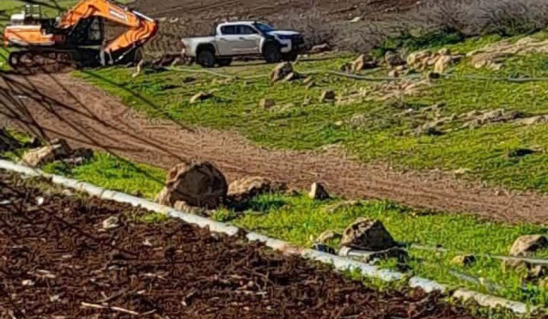 الاحتلال يجبر عائلة من عاطوف على الخروج ...